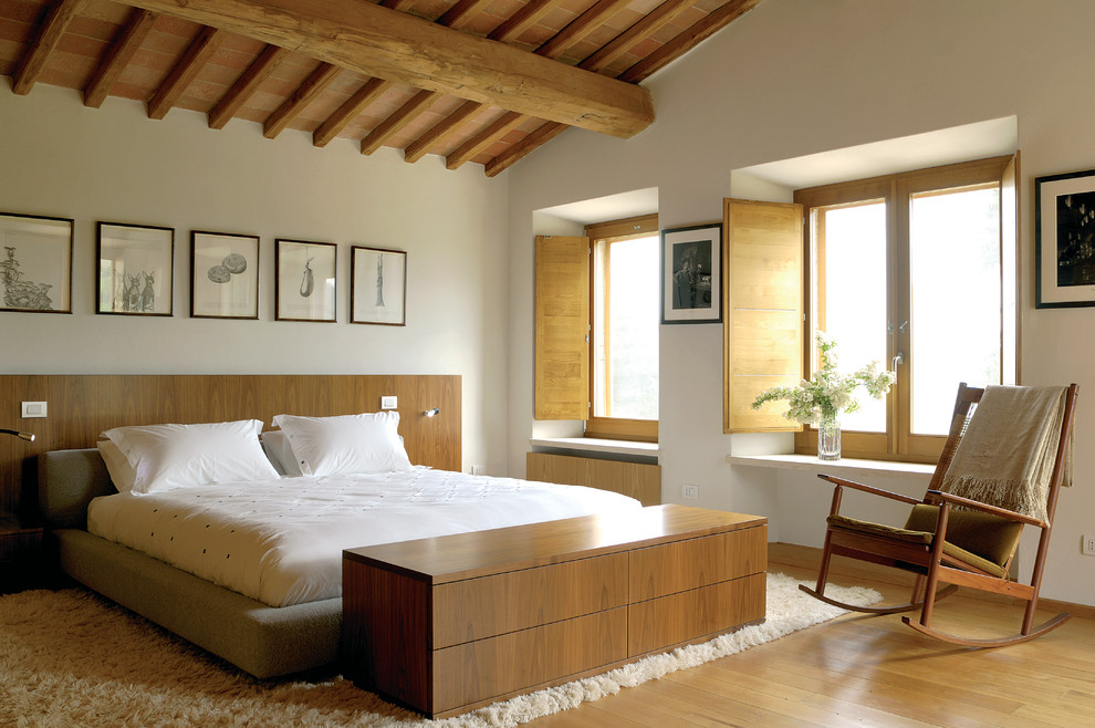 Landhaus Schlafzimmer mit weißer Wandfarbe und braunem Holzboden in London