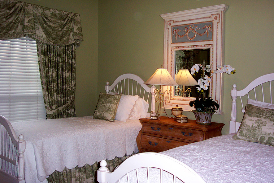 Example of a classic bedroom design in Orlando