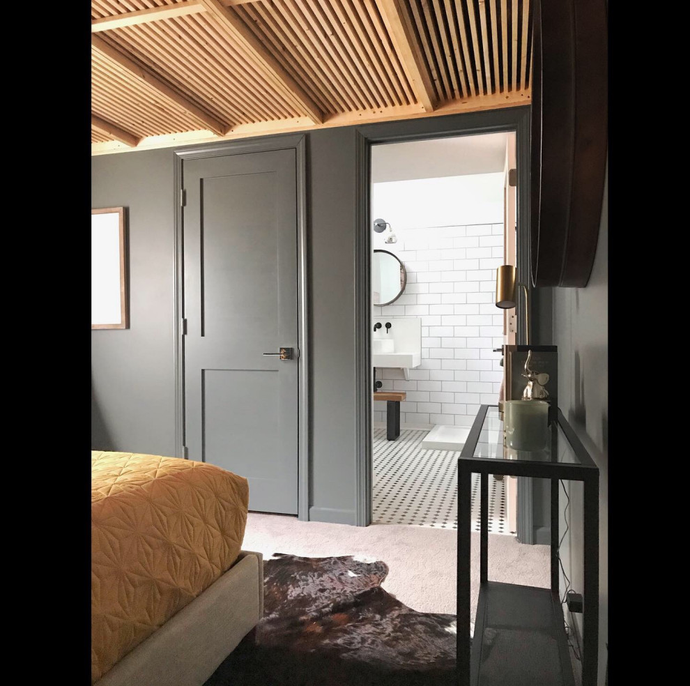 Источник вдохновения для домашнего уюта: маленькая гостевая спальня (комната для гостей) в стиле неоклассика (современная классика) с зелеными стенами, полом из керамической плитки и белым полом для на участке и в саду