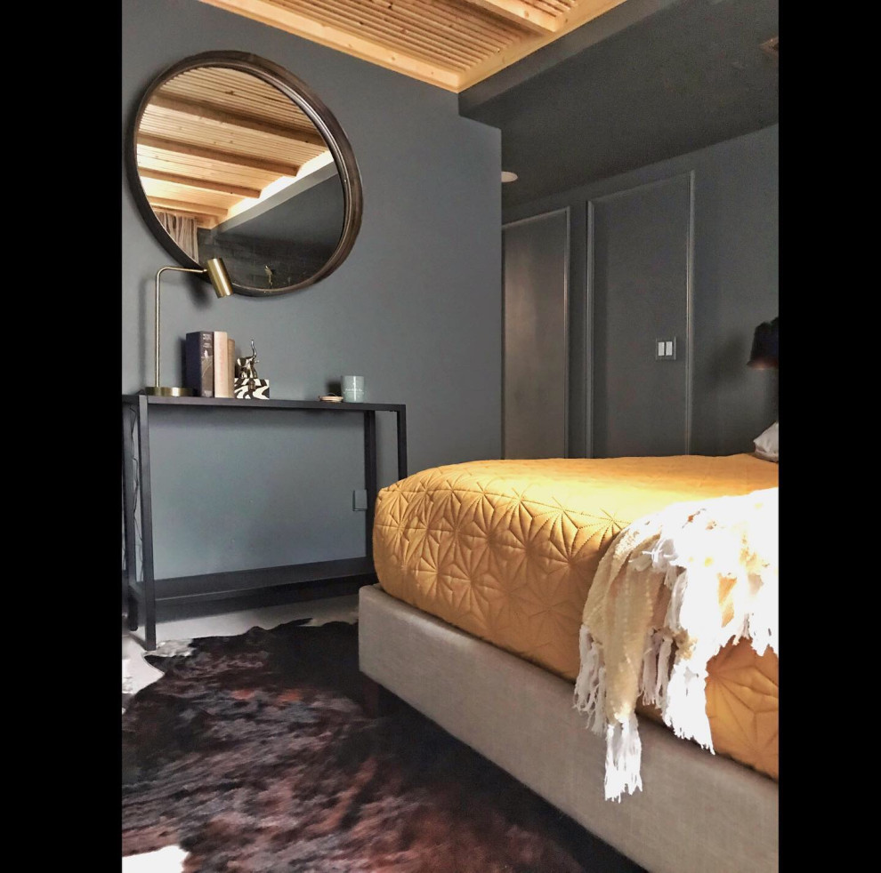 Стильный дизайн: маленькая гостевая спальня (комната для гостей) в стиле неоклассика (современная классика) с зелеными стенами, полом из керамической плитки и серым полом для на участке и в саду - последний тренд