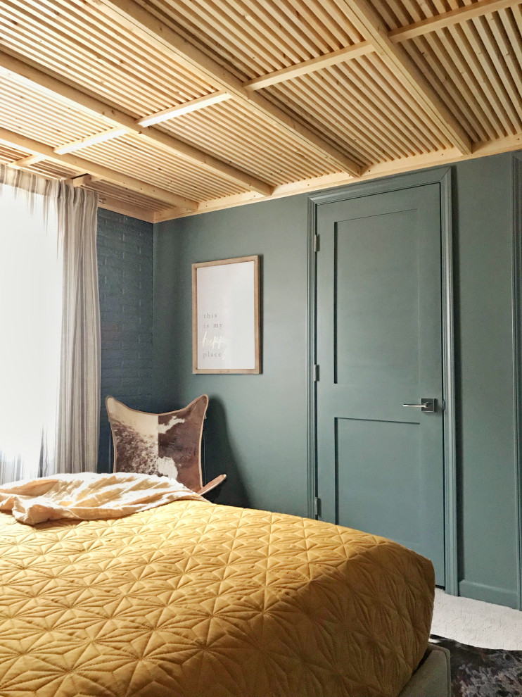 Ejemplo de habitación de invitados clásica renovada pequeña con paredes verdes, moqueta y suelo gris