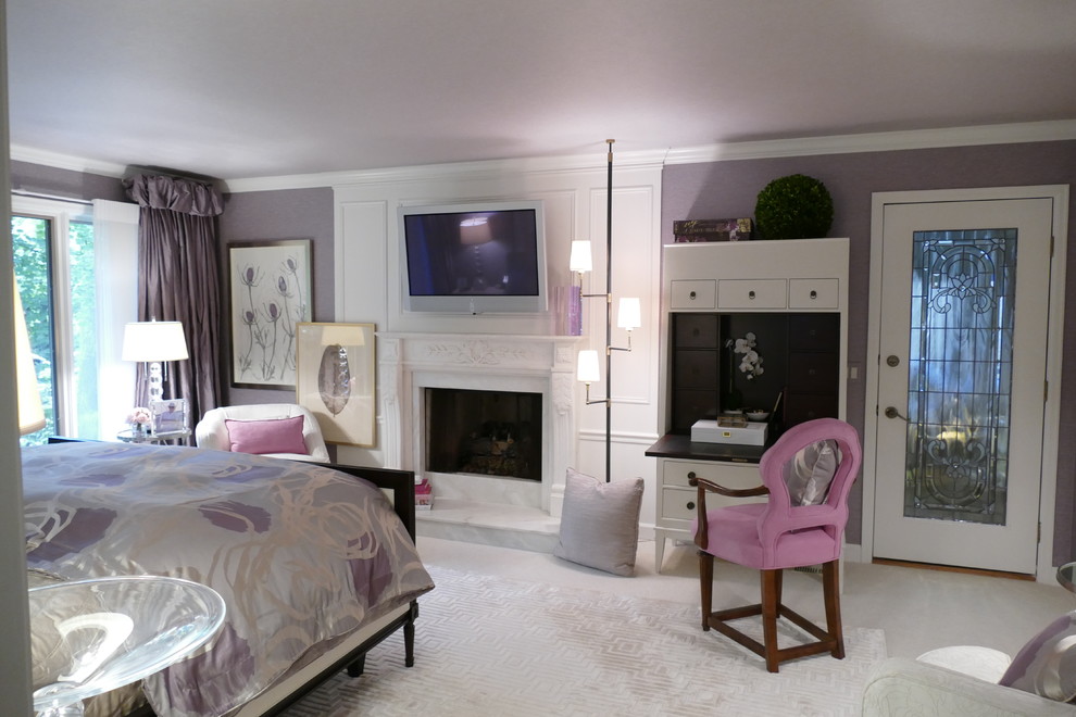 На фото: хозяйская спальня среднего размера в стиле неоклассика (современная классика) с фиолетовыми стенами, ковровым покрытием, стандартным камином и фасадом камина из дерева