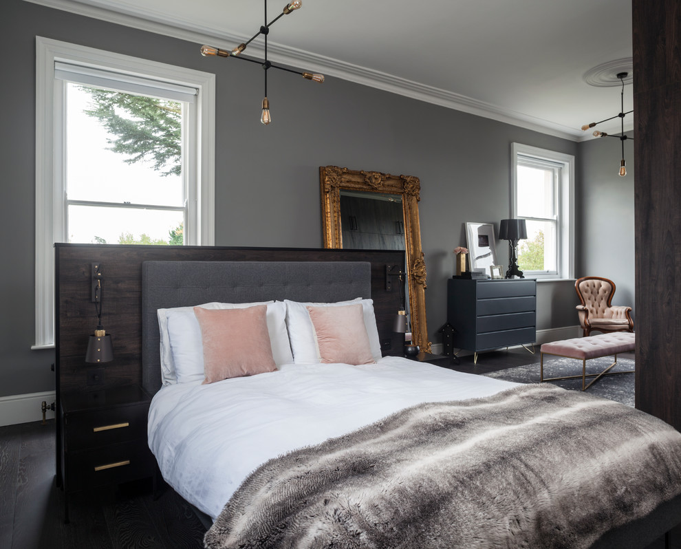 Свежая идея для дизайна: спальня среднего размера в стиле неоклассика (современная классика) с серыми стенами, темным паркетным полом и черным полом - отличное фото интерьера
