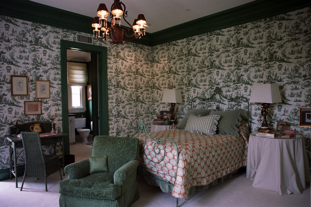 Esempio di una camera matrimoniale classica di medie dimensioni con pareti verdi, moquette e pavimento beige