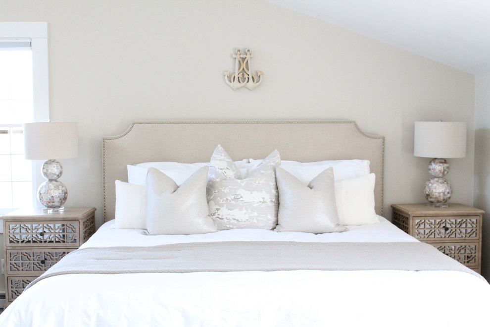 Esempio di una camera da letto stile marino con pareti beige