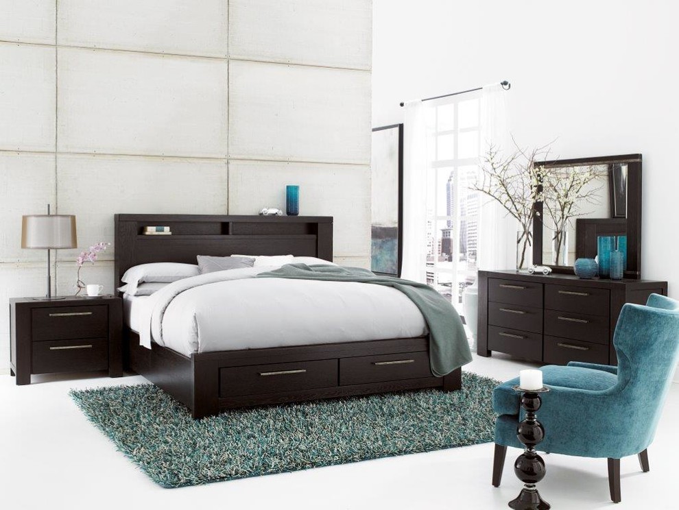 Стильный дизайн: большая хозяйская спальня в стиле модернизм с белыми стенами, полом из ламината и коричневым полом без камина - последний тренд