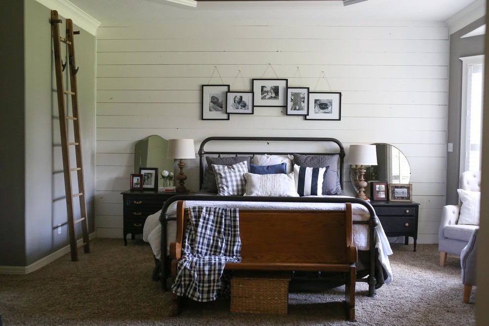 Пример оригинального дизайна: спальня в стиле кантри с серыми стенами и ковровым покрытием без камина
