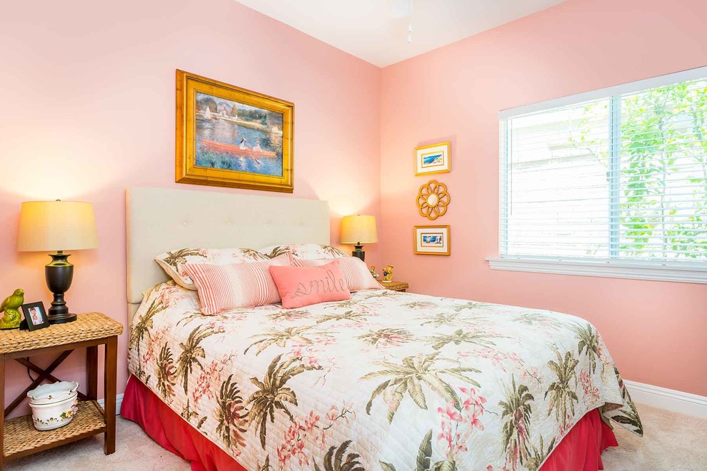 Imagen de habitación de invitados costera pequeña sin chimenea con paredes rosas, moqueta y suelo beige