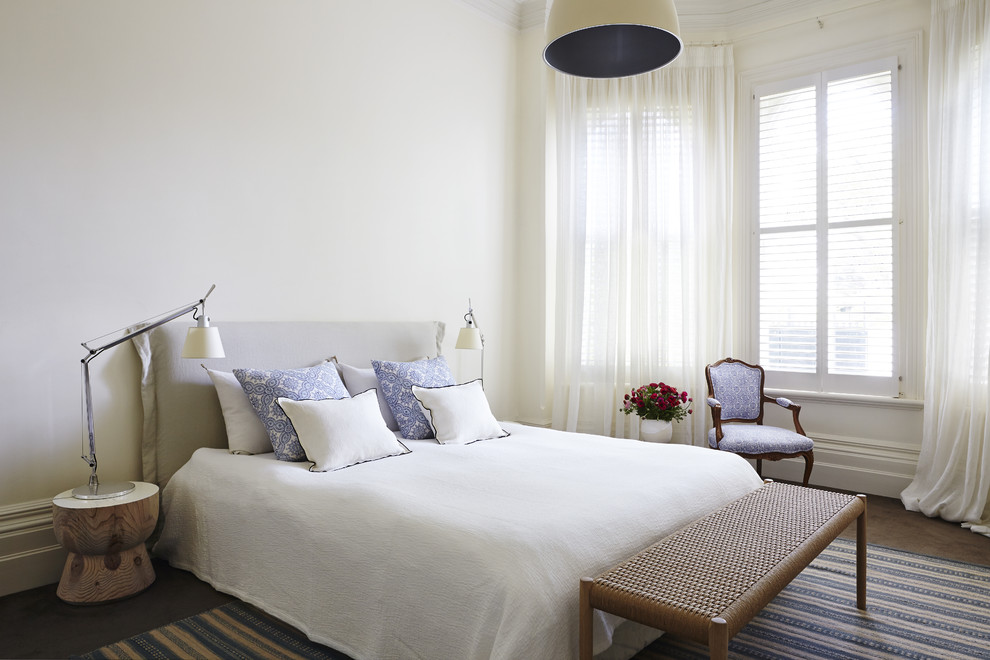 Пример оригинального дизайна: спальня среднего размера в современном стиле с белыми стенами и тюлем