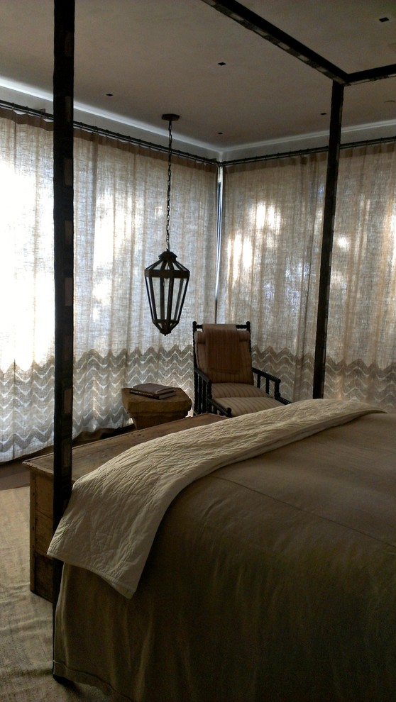 На фото: большая хозяйская спальня в классическом стиле с серыми стенами и паркетным полом среднего тона без камина с