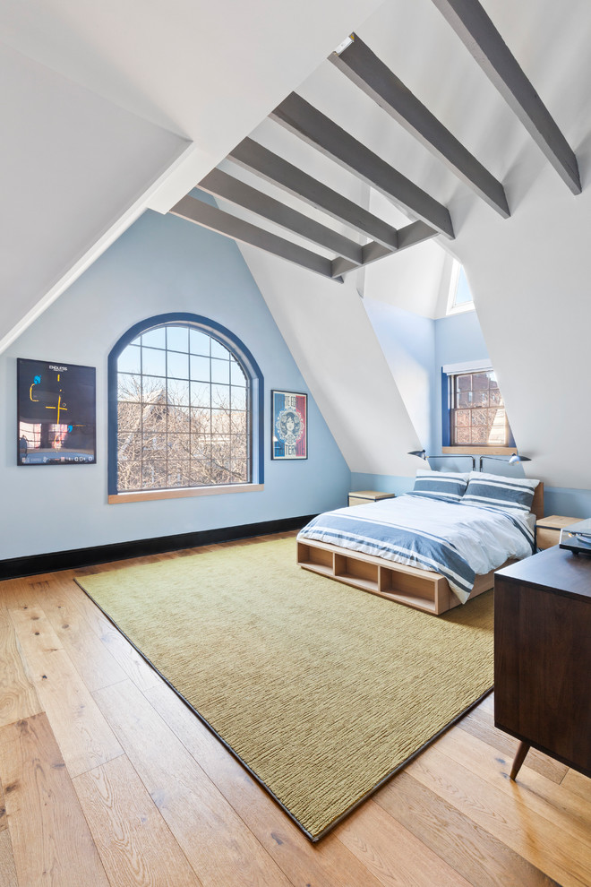 Свежая идея для дизайна: огромная хозяйская спальня в стиле кантри с синими стенами, светлым паркетным полом и коричневым полом без камина - отличное фото интерьера