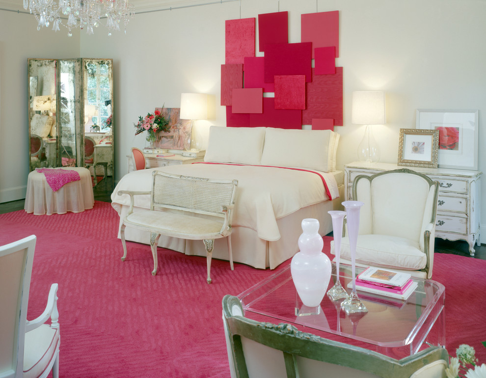 Imagen de habitación de invitados blanca moderna grande con paredes blancas, suelo de madera oscura y suelo marrón