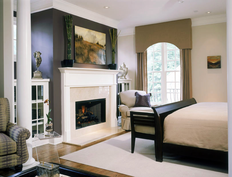 Стильный дизайн: хозяйская спальня среднего размера в стиле неоклассика (современная классика) с фиолетовыми стенами, паркетным полом среднего тона, стандартным камином, фасадом камина из дерева и коричневым полом - последний тренд