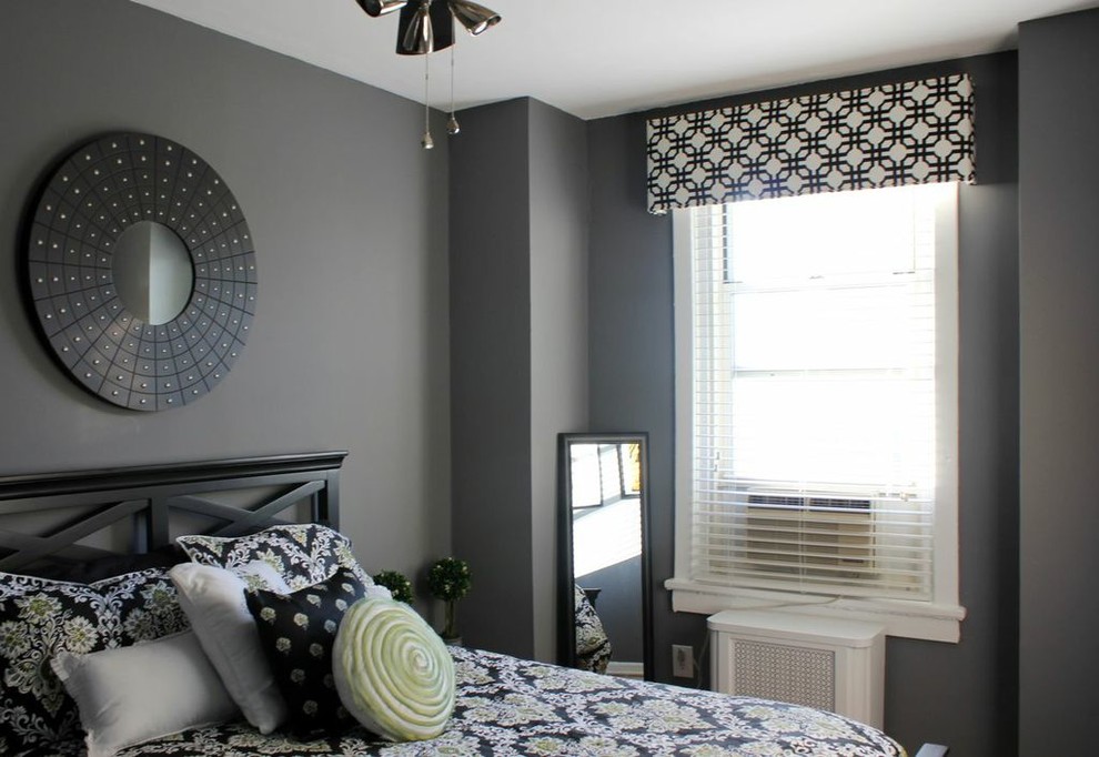Источник вдохновения для домашнего уюта: хозяйская спальня среднего размера в стиле неоклассика (современная классика) с серыми стенами и серым полом