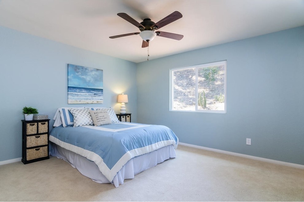 Mittelgroßes Klassisches Hauptschlafzimmer mit blauer Wandfarbe und Teppichboden in San Diego
