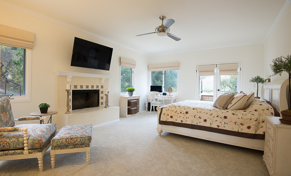 ロサンゼルスにある広いトラディショナルスタイルのおしゃれな主寝室 (白い壁、カーペット敷き、標準型暖炉、コンクリートの暖炉まわり) のインテリア