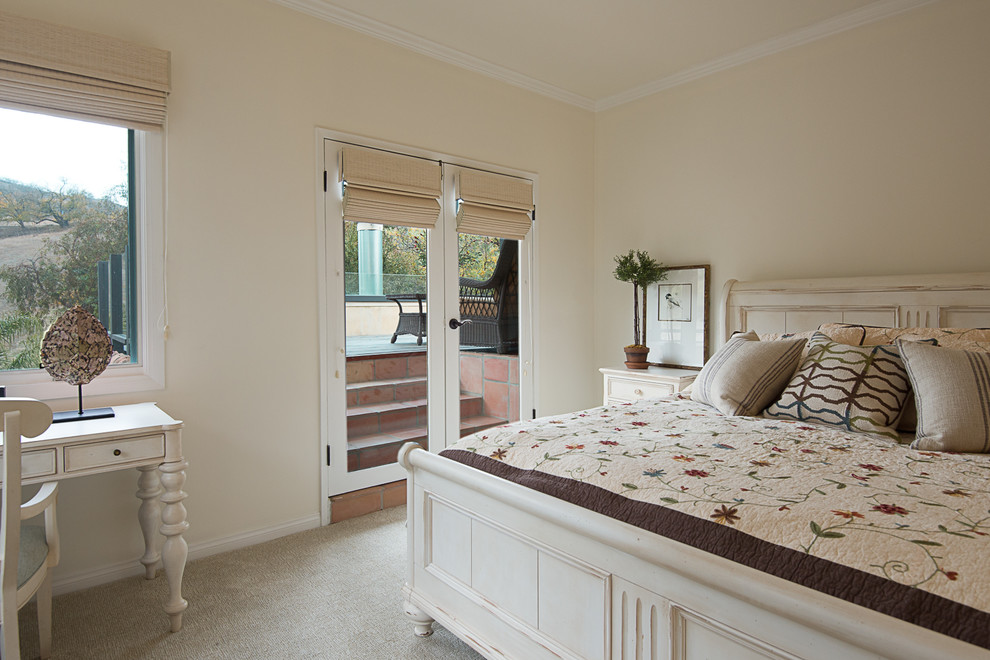 Источник вдохновения для домашнего уюта: большая хозяйская спальня в классическом стиле с белыми стенами, ковровым покрытием, стандартным камином и фасадом камина из бетона