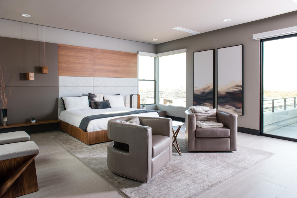 ラスベガスにある広いコンテンポラリースタイルのおしゃれな主寝室 (セラミックタイルの床、ベージュの床) のレイアウト