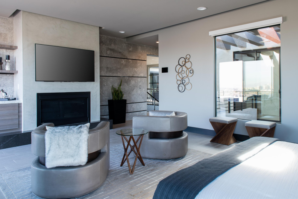 ラスベガスにある広いコンテンポラリースタイルのおしゃれな主寝室 (白い壁、標準型暖炉) のレイアウト