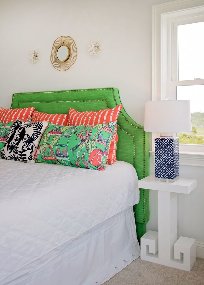 Ispirazione per una camera da letto stile marino con pareti bianche, moquette e pavimento beige