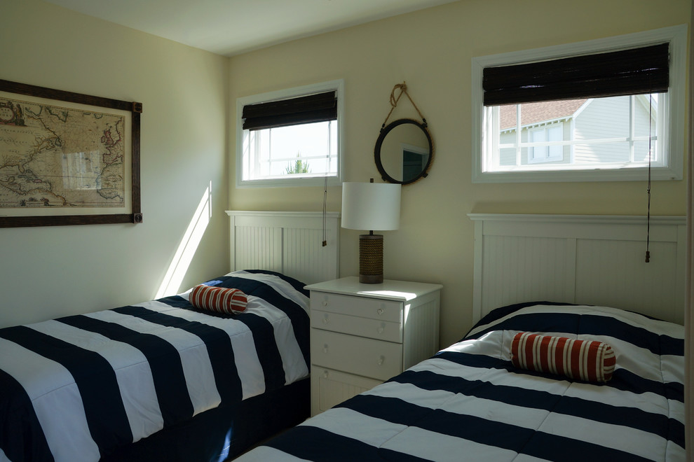 Foto di una piccola camera da letto stile marinaro con pareti beige