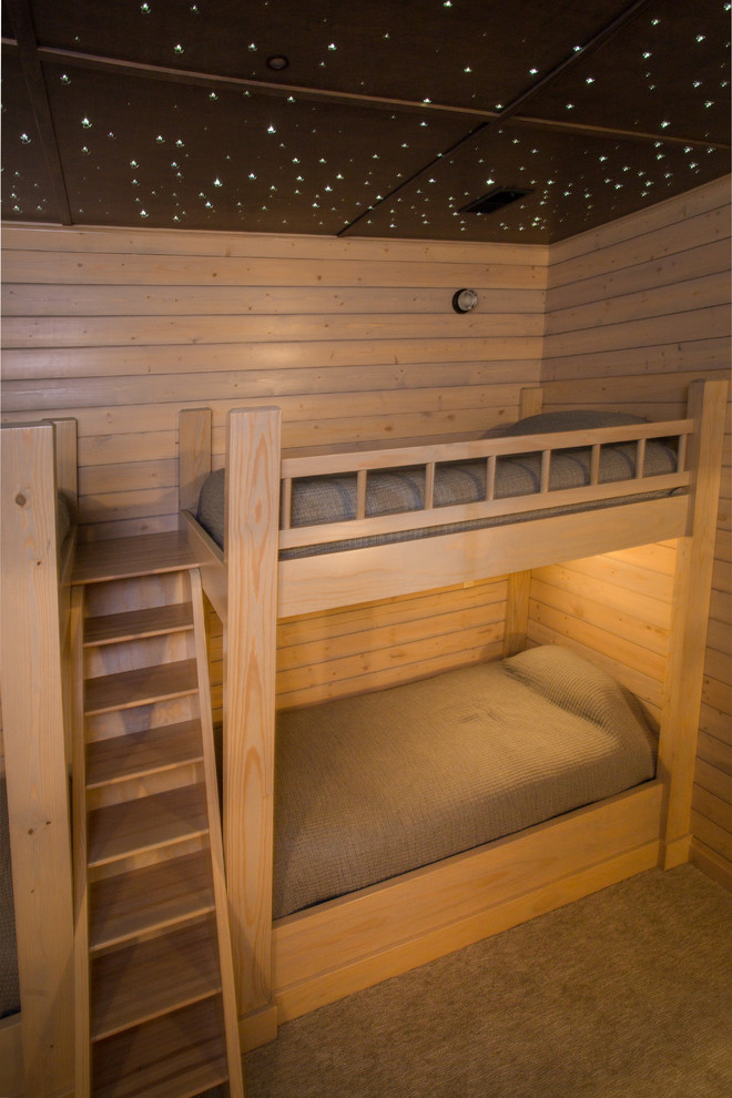 На фото: большая гостевая спальня (комната для гостей) с коричневыми стенами, ковровым покрытием и бежевым полом с