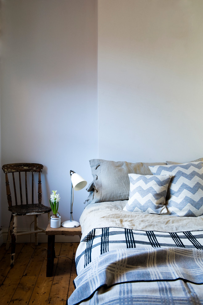 Klassisches Schlafzimmer mit weißer Wandfarbe und dunklem Holzboden in Sonstige