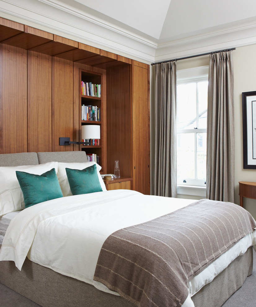 Immagine di una camera da letto minimal con pareti beige e moquette