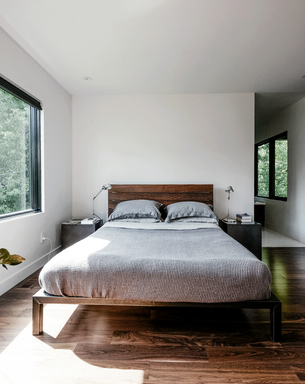Idee per una camera degli ospiti moderna di medie dimensioni con pareti bianche, pavimento in legno massello medio e nessun camino