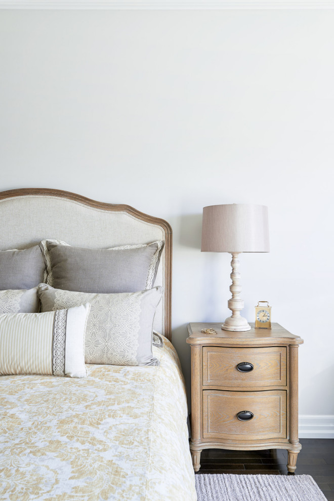 小さなトラディショナルスタイルのおしゃれな主寝室 (白い壁、濃色無垢フローリング) のレイアウト