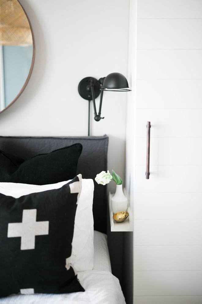 Kleines Eklektisches Hauptschlafzimmer ohne Kamin mit grauer Wandfarbe und Teppichboden in Toronto