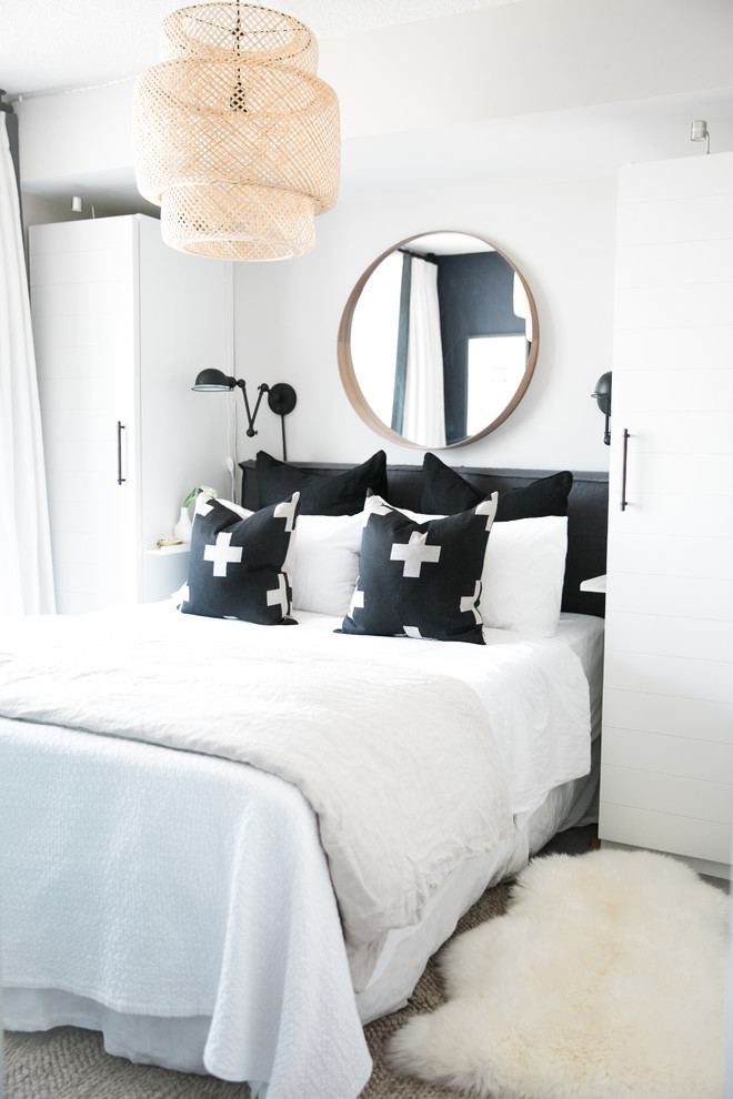 Kleines Stilmix Hauptschlafzimmer ohne Kamin mit grauer Wandfarbe und Teppichboden in Toronto