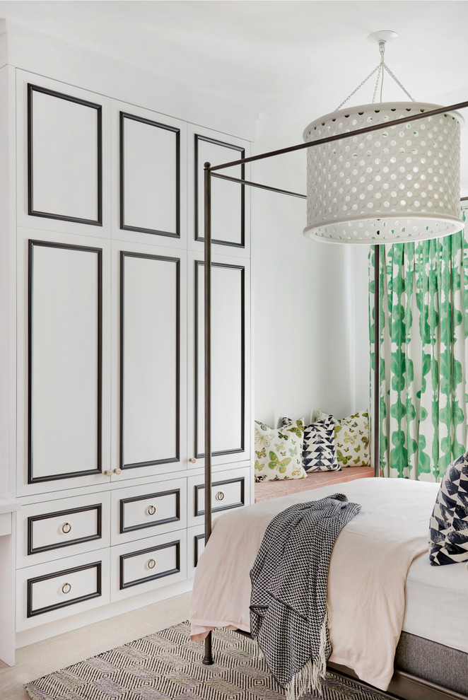 Klassisches Schlafzimmer mit weißer Wandfarbe in Toronto