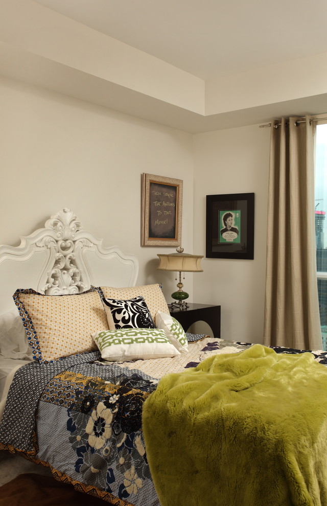 Imagen de dormitorio principal ecléctico pequeño con paredes beige y suelo de madera en tonos medios
