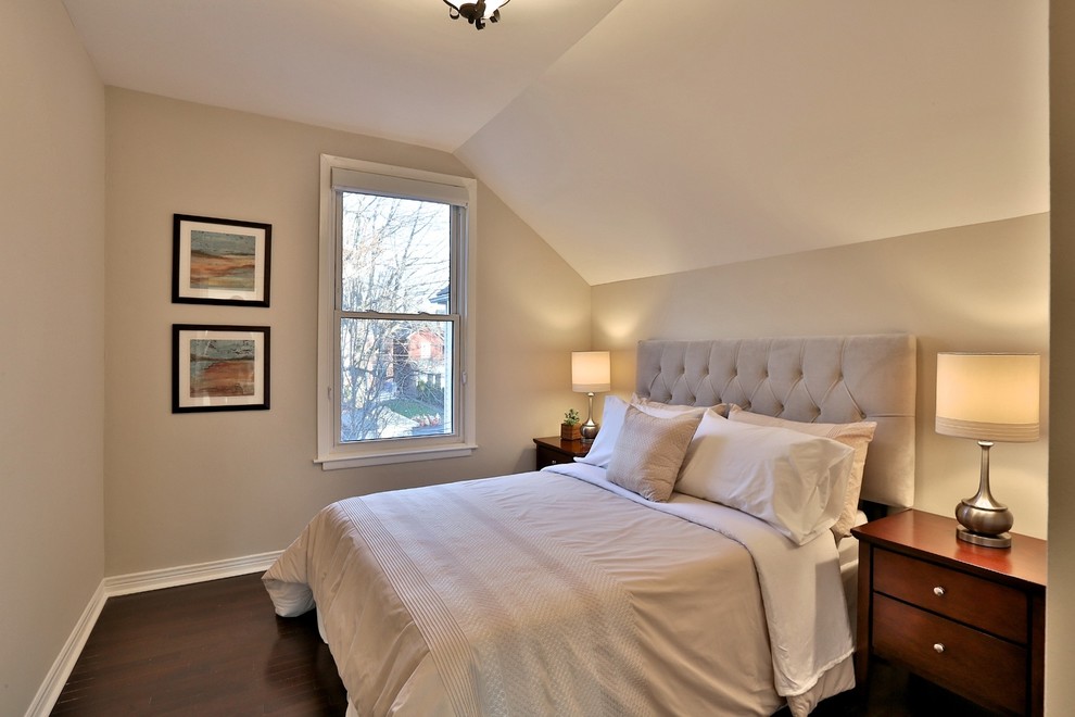 トロントにあるトランジショナルスタイルのおしゃれな客用寝室 (ベージュの壁、無垢フローリング、暖炉なし) のインテリア