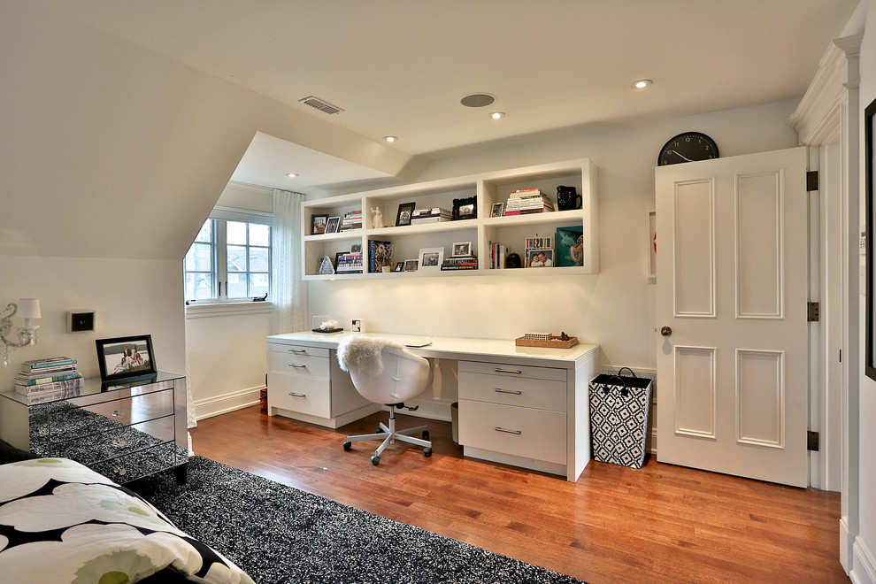 Mittelgroßes Modernes Schlafzimmer mit weißer Wandfarbe, braunem Holzboden und braunem Boden in Toronto