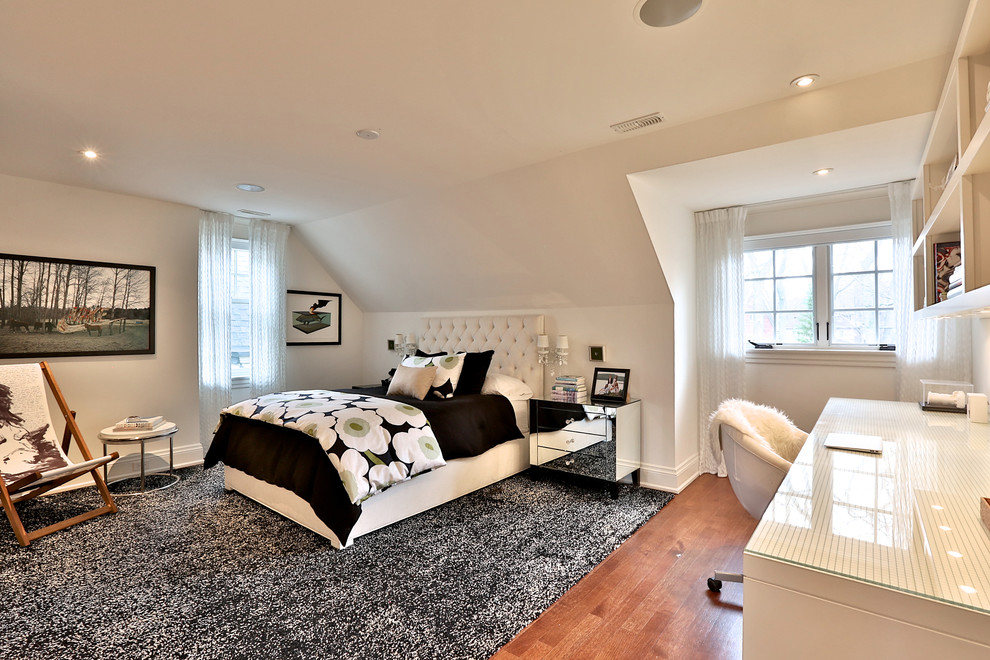 Inspiration pour une chambre design de taille moyenne avec un mur blanc, un sol en bois brun et un sol marron.