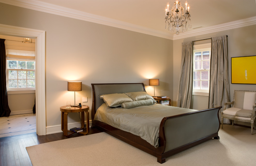 Klassisches Schlafzimmer ohne Kamin mit grauer Wandfarbe und dunklem Holzboden in Toronto