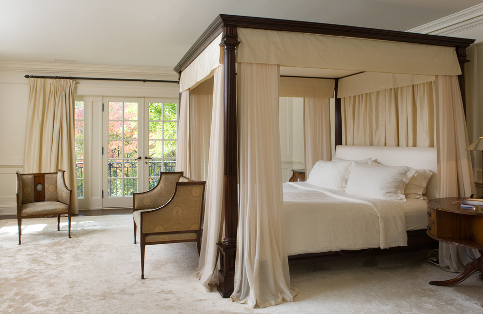 На фото: спальня в классическом стиле с бежевыми стенами и ковровым покрытием без камина с
