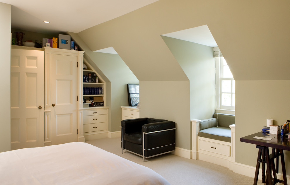 Modelo de dormitorio tradicional con paredes grises y suelo beige