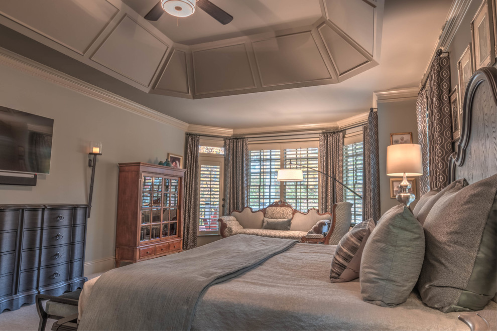 На фото: большая хозяйская спальня в стиле неоклассика (современная классика) с серыми стенами, ковровым покрытием и бежевым полом без камина