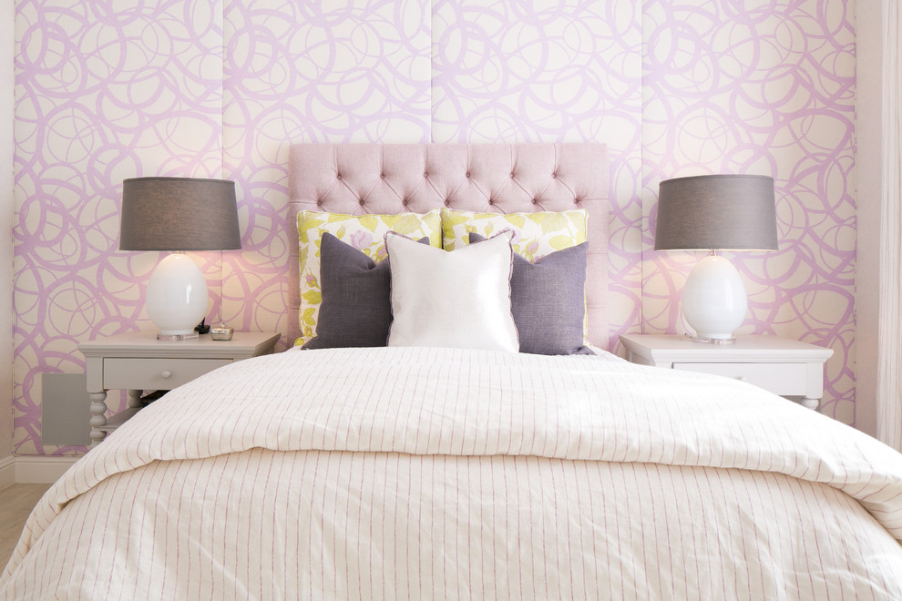 Inredning av ett klassiskt sovrum, med lila väggar