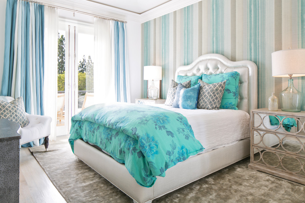 Пример оригинального дизайна: спальня в стиле неоклассика (современная классика) с разноцветными стенами и синими шторами