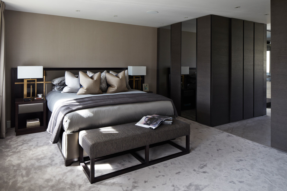 Foto de dormitorio principal minimalista grande con paredes beige, moqueta y suelo beige