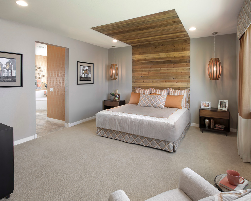 Modernes Hauptschlafzimmer ohne Kamin mit grauer Wandfarbe und Teppichboden in Phoenix