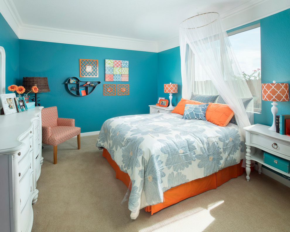 Exempel på ett modernt sovrum, med blå väggar och heltäckningsmatta