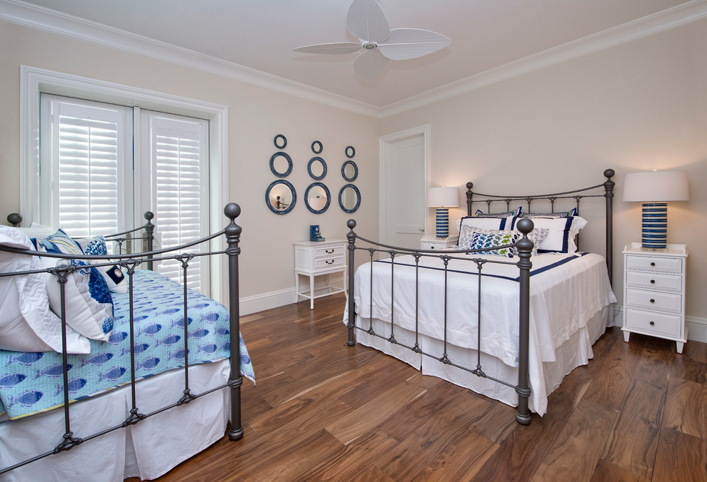 Modelo de habitación de invitados marinera de tamaño medio con paredes beige y suelo de madera en tonos medios