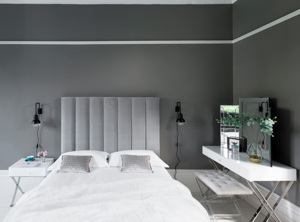 Großes Modernes Hauptschlafzimmer mit gebeiztem Holzboden und weißem Boden in London