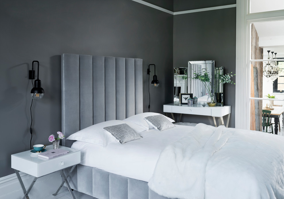 Свежая идея для дизайна: большая хозяйская спальня в современном стиле с деревянным полом и белым полом - отличное фото интерьера