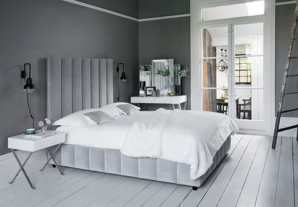 Идея дизайна: большая хозяйская спальня в современном стиле с разноцветными стенами, деревянным полом и белым полом